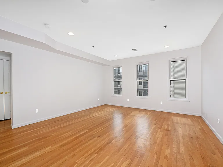 901 Madison St #5D — Photo 3