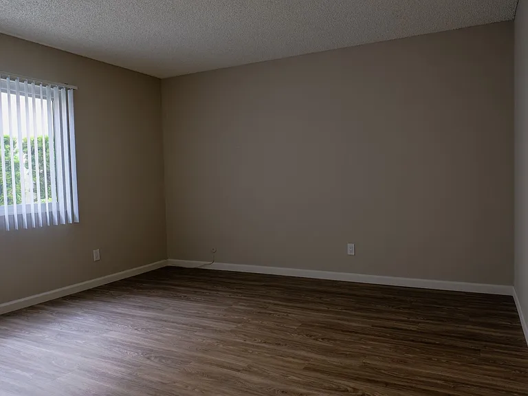 Tustin Villas — Photo 7