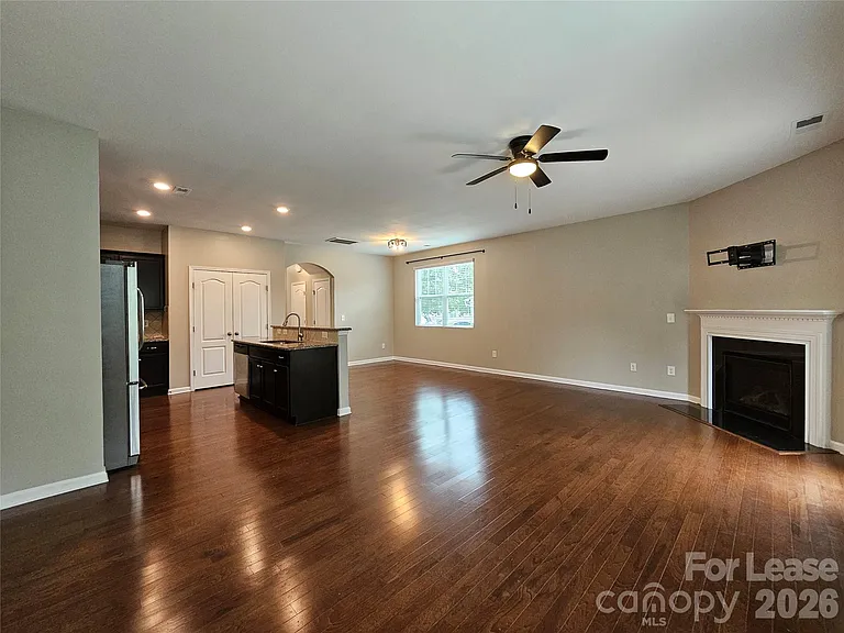 3233 Yarmouth Ln — Photo 4