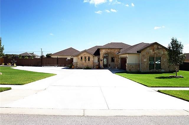 1st image of 204 Sarahs Ln