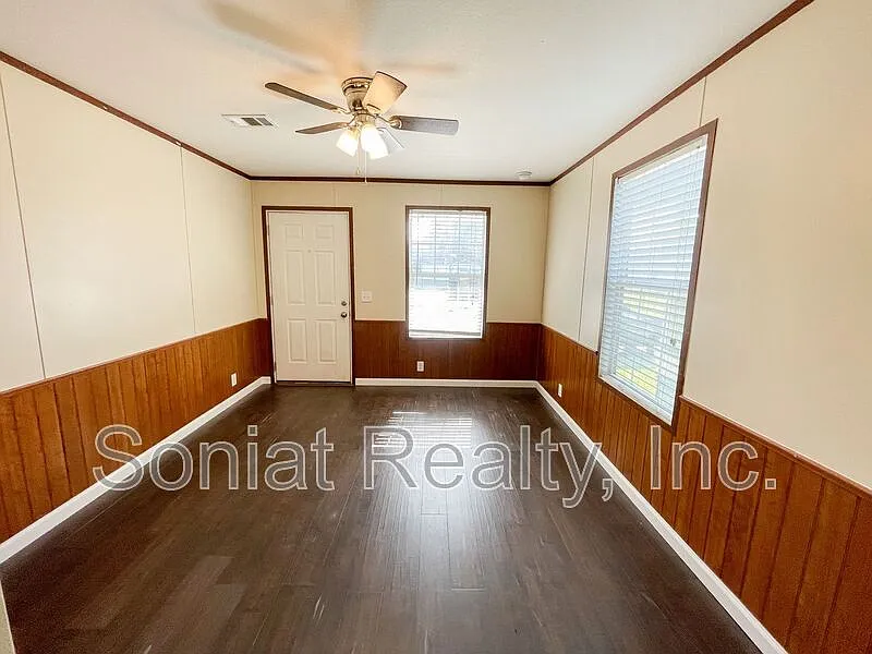 3 bed, 2.0 bath, 864 sqft, $1,250 — Photo 3