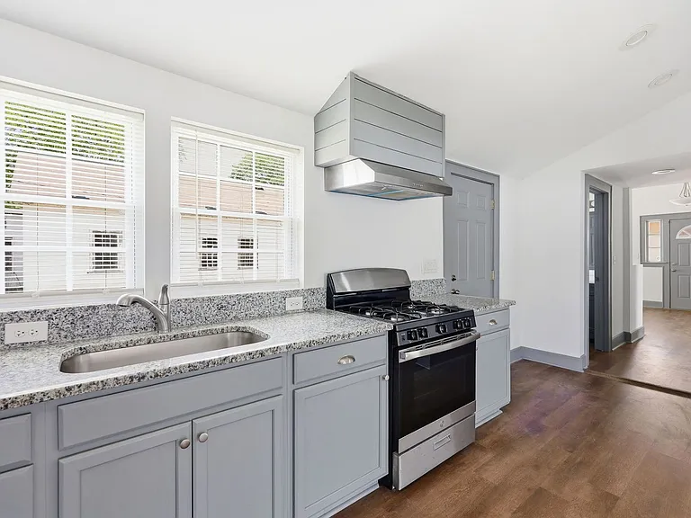 204 E H St — Photo 20