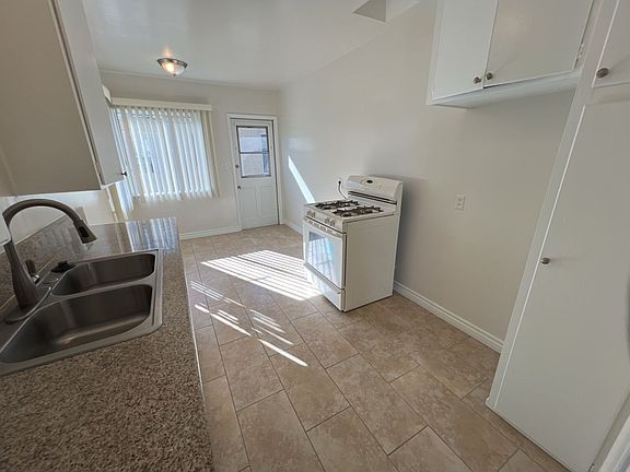 4th image of 1706 N Hollywood Way #35403