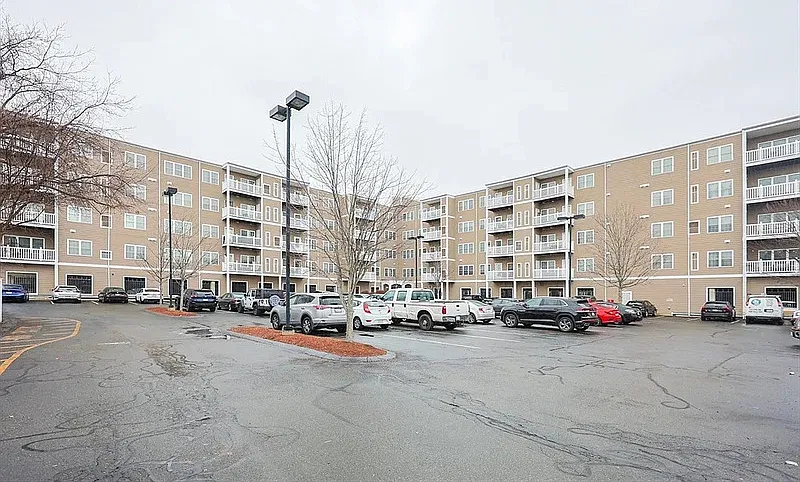 8 Walnut St #209