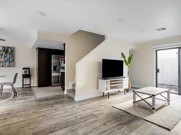 3rd image of 746 N Eucalyptus Ave APT 2