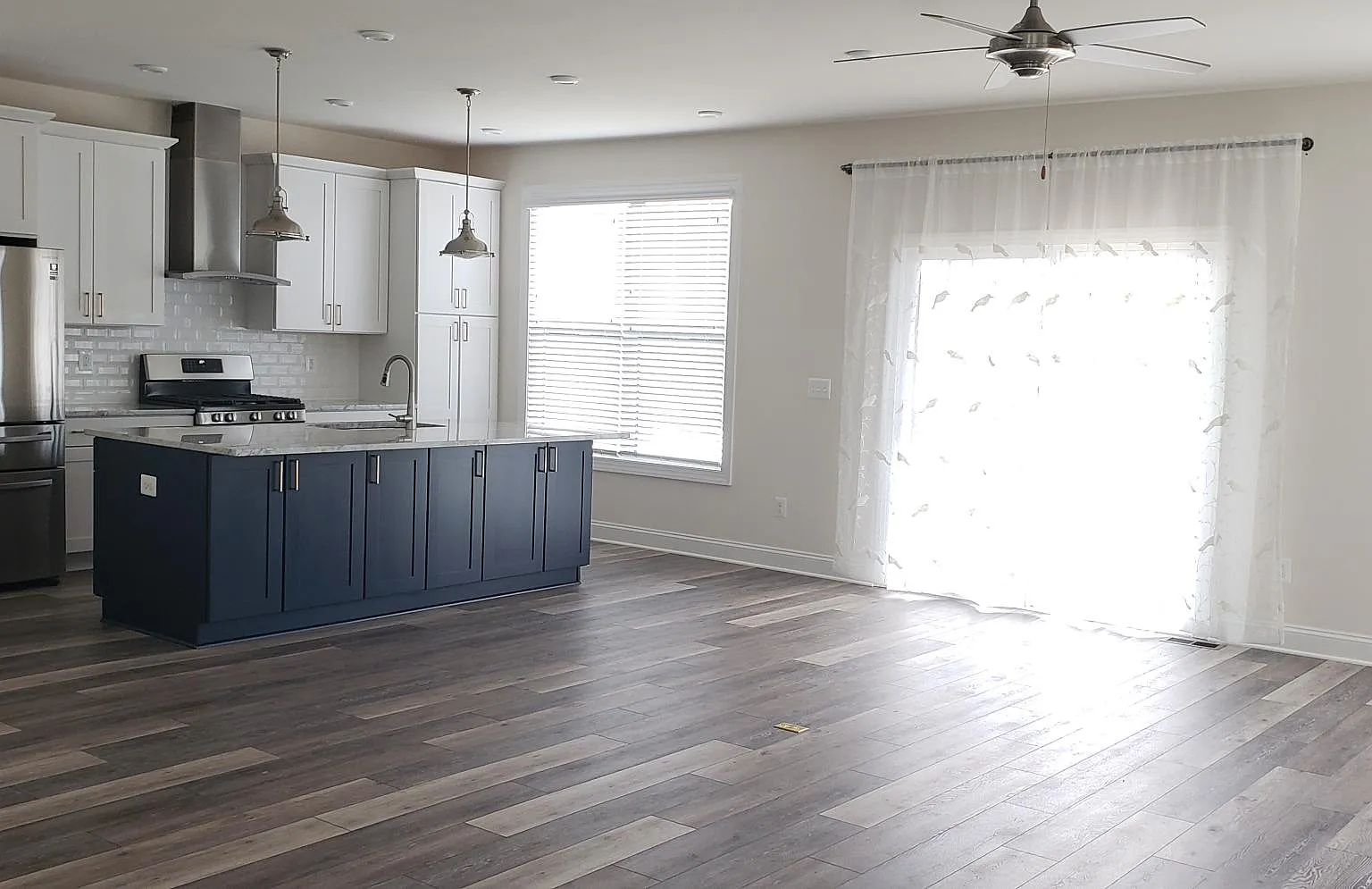 3 bed, 2.5 bath, 2350 sqft, $3,600 — Photo 4
