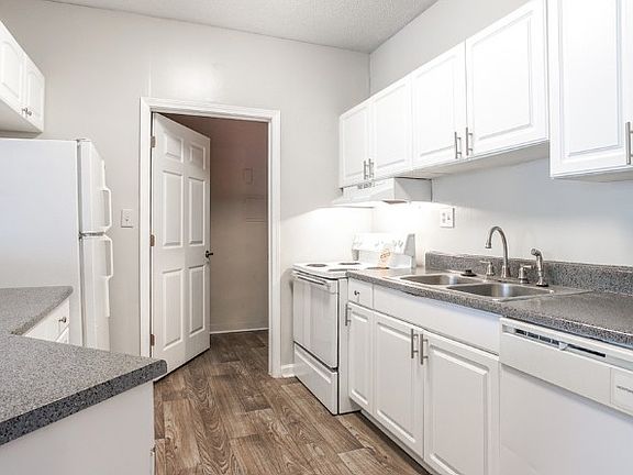 2nd image of 6595 Mount Zion Blvd #2B-2Ba-1012Sqft