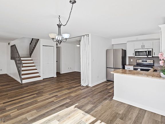 5th image of 4001 Sandlewood Ln APT 4