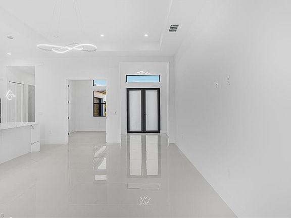5th image of 750 Chestnut ST E