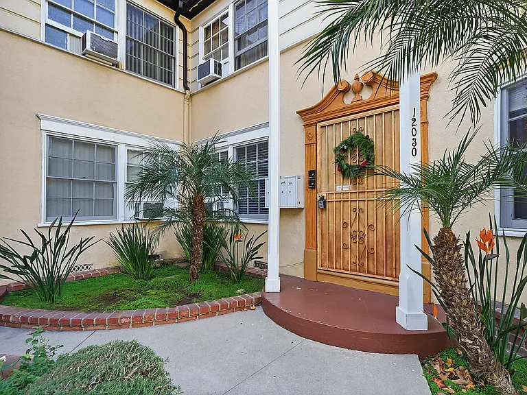 12020 Magnolia Blvd #12 — Photo 4