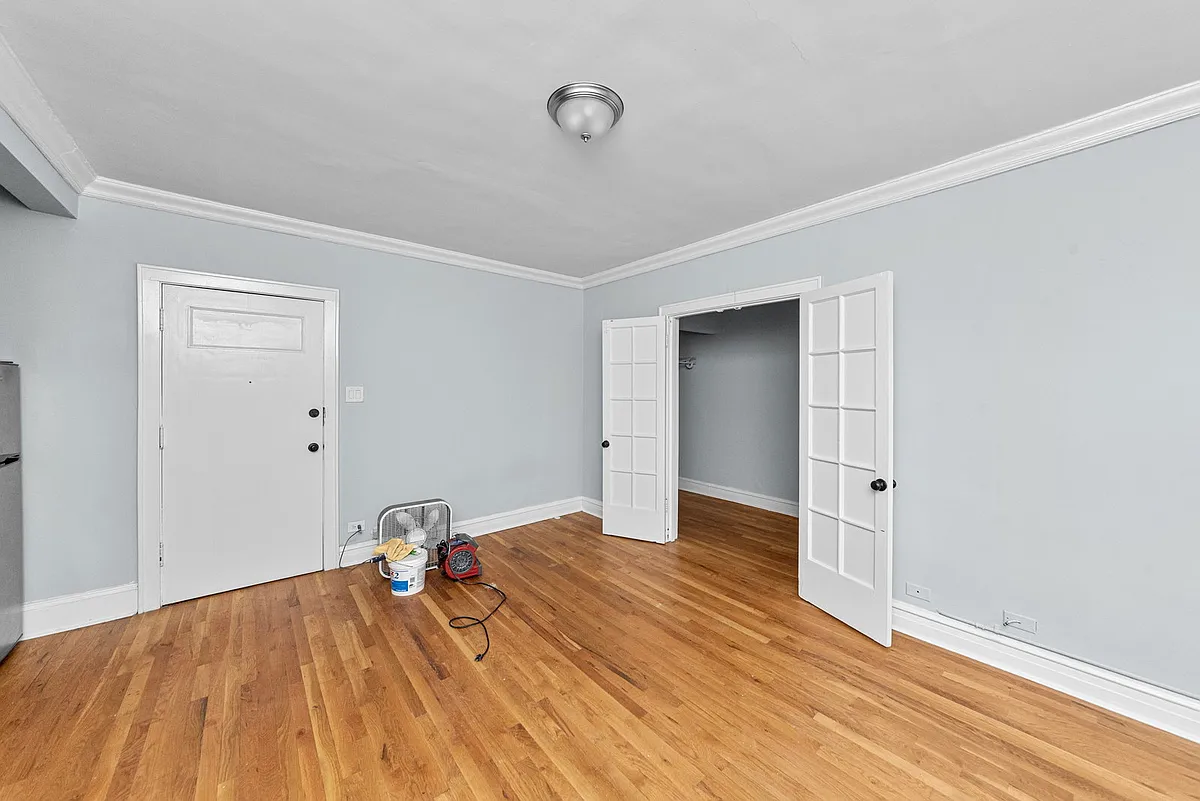 Building Photo - 4737 N Paulina St #204