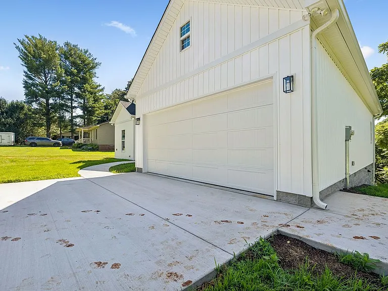 112 Rogers Ave — Photo 37