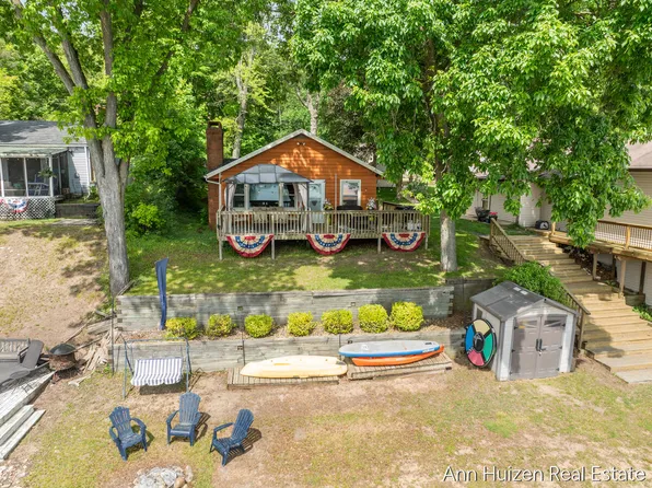 11415 Oak Dr, Delton, MI 49046