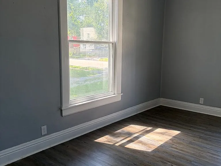 724 W Elm St — Photo 50
