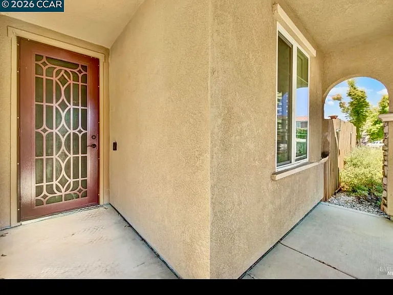 373 Anchorage Dr — Photo 2