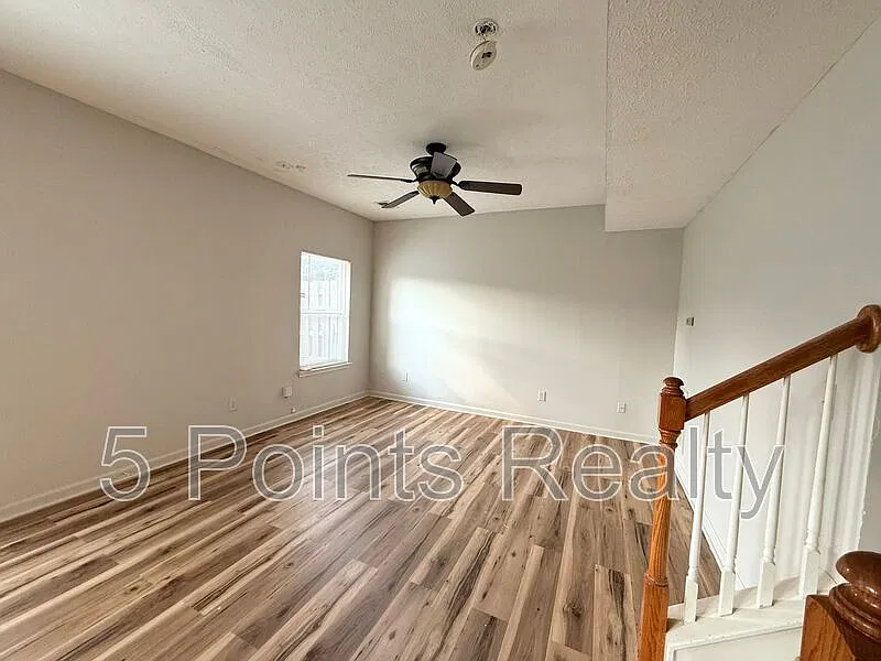 1515 Bridgecrest Dr — Photo 3