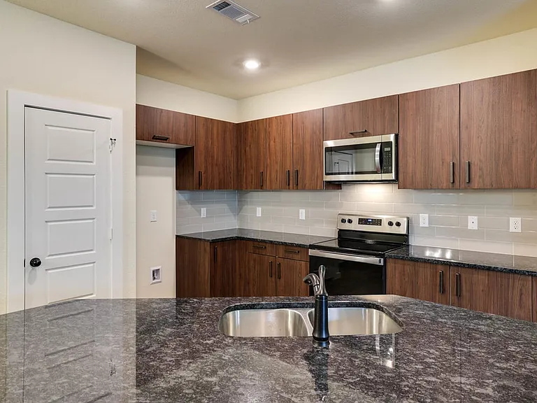 648 Blackland Dr — Photo 9