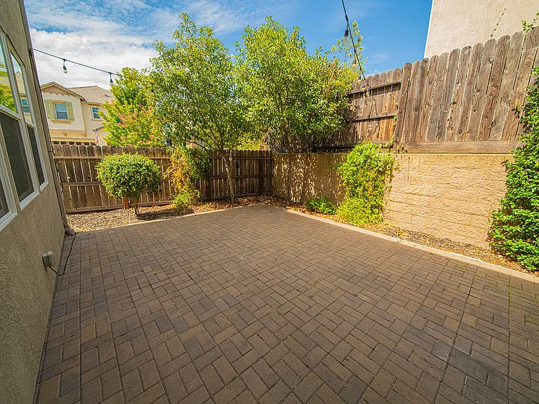 1501 Peony Ln — Photo 5