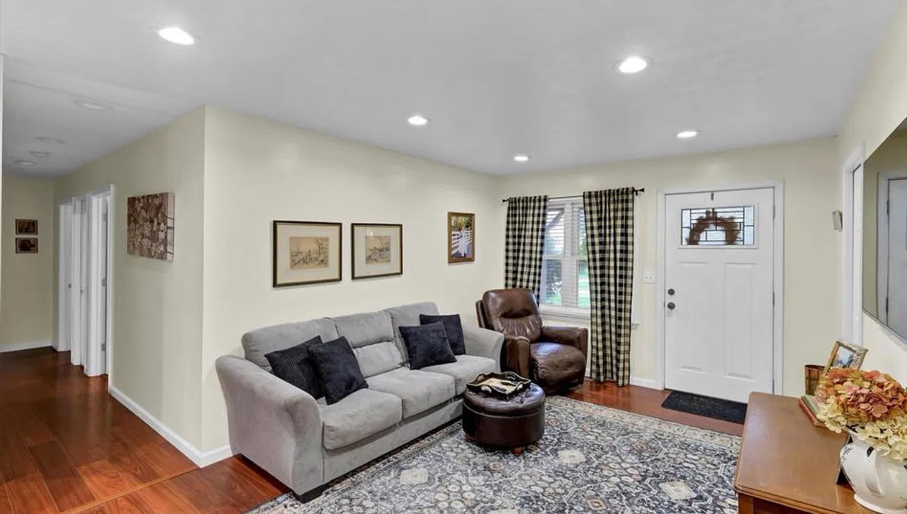 3 bed, 1300 sqft, $2,300 — Photo 4