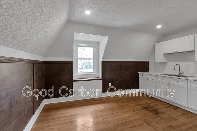 2 bed, 1.0 bath, $2,070 — Photo 4