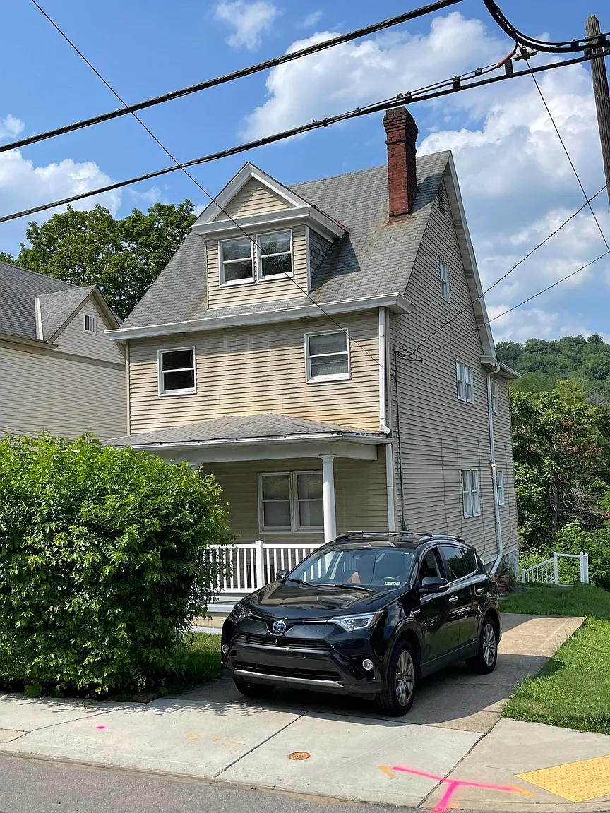 667 Center Ave photo 1