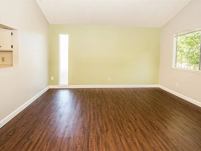 701 Braddock Ct — Photo 9