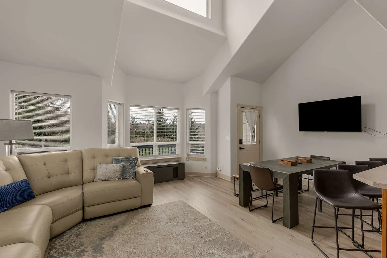 3 bed, 2.0 bath, 1496 sqft, $3,392 — Photo 2