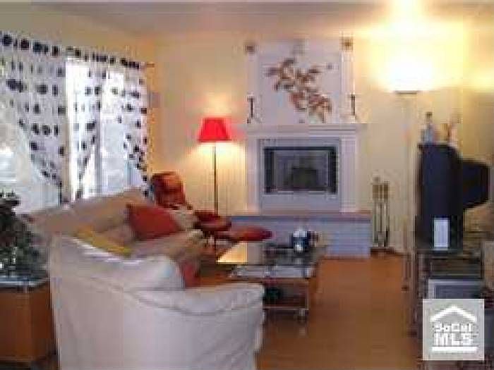 Adorable 2 Bedroom Condo!