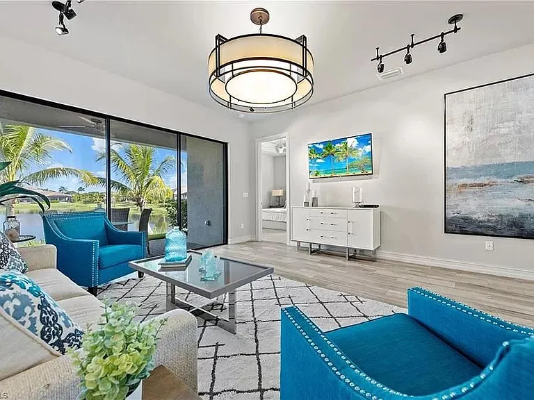 8150 Venetian Pointe Dr — Photo 10