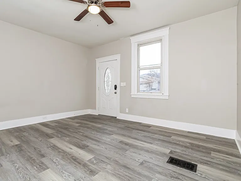 88400_018_living_room_13533343.jpg