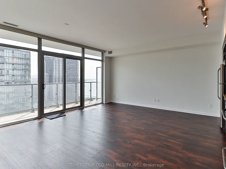 105 The Queensway #2516 — Photo 9