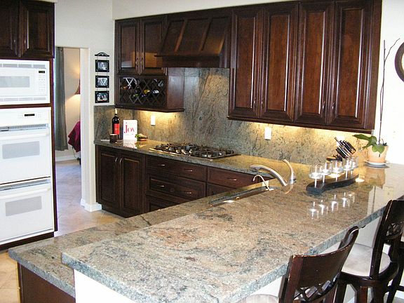 Kitchen/Breakfast Bar