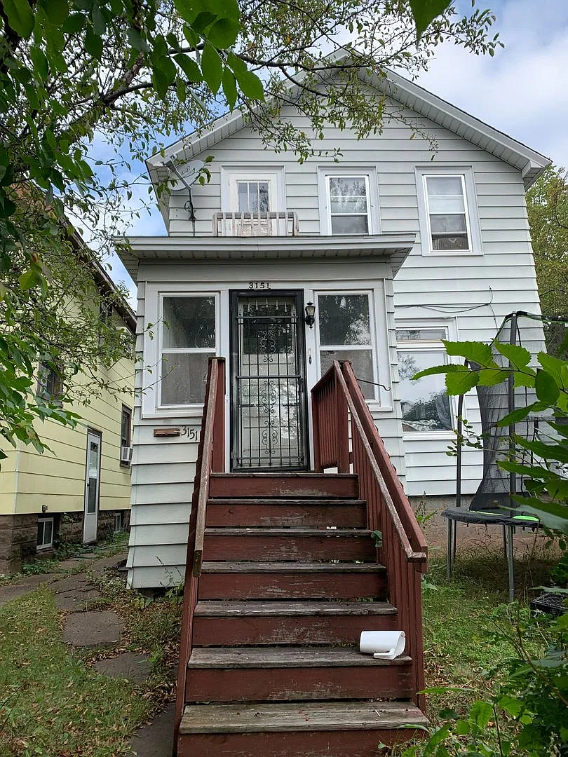 Available August 3th - 2 + Bed 1 Bath Renovated Home On Corner Lot — Photo 1