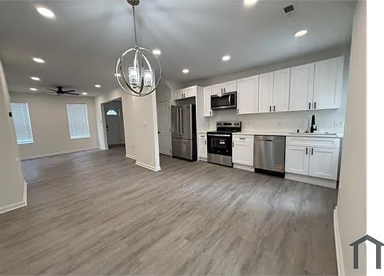 3 bed, 1100 sqft, $1,950 — Photo 1