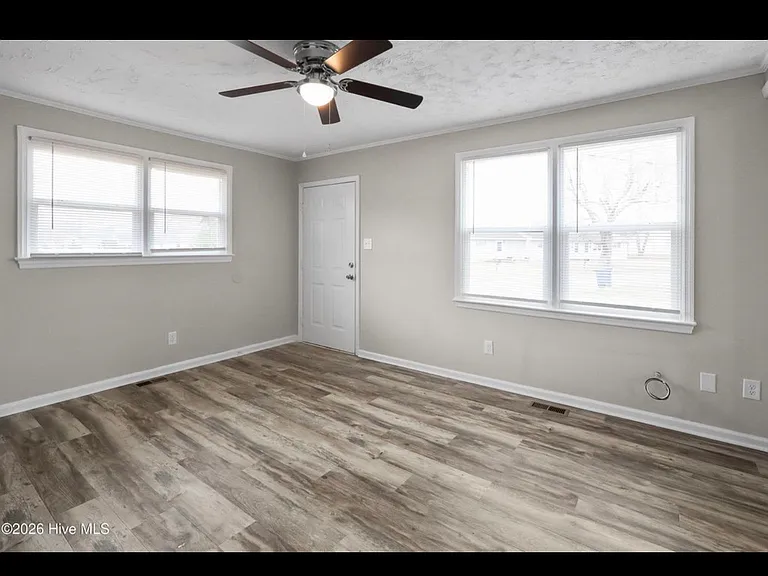 300 Starling St — Photo 2