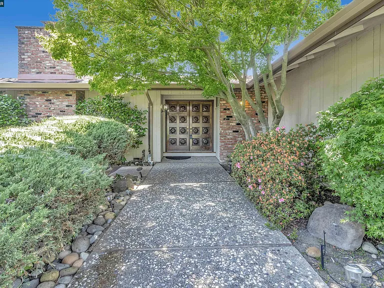 770 Crossbrook Dr — Photo 6