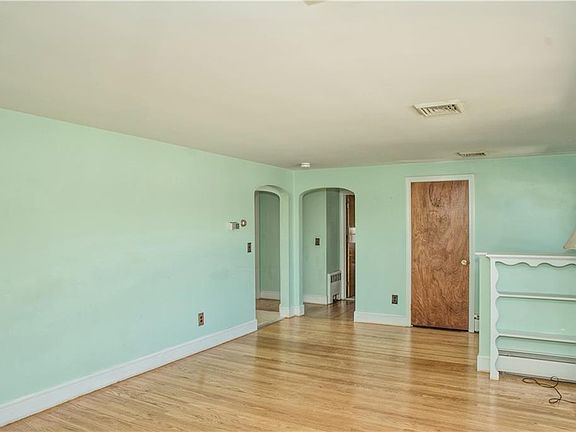 5th image of 85 Farnum Rd