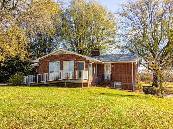 654 Meadowlark Dr, Winston Salem, NC 27106