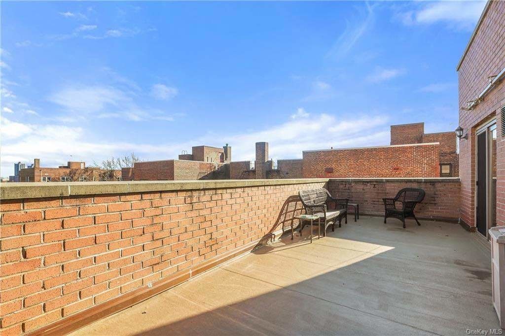 3 Bed 3 Bath Property, New York • 1,818 Sq Ft