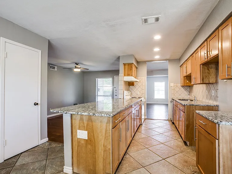 4425 Windsor Dr — Photo 6