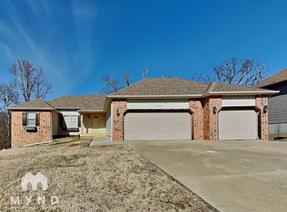 2915 W Augusta Hills St, Springfield, MO 65803