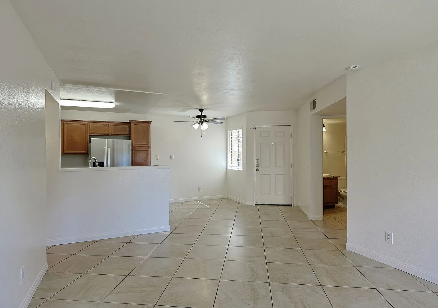 Spacious 3BR/2BA Condo with Pool, 2 Parking Spaces — Photo 3