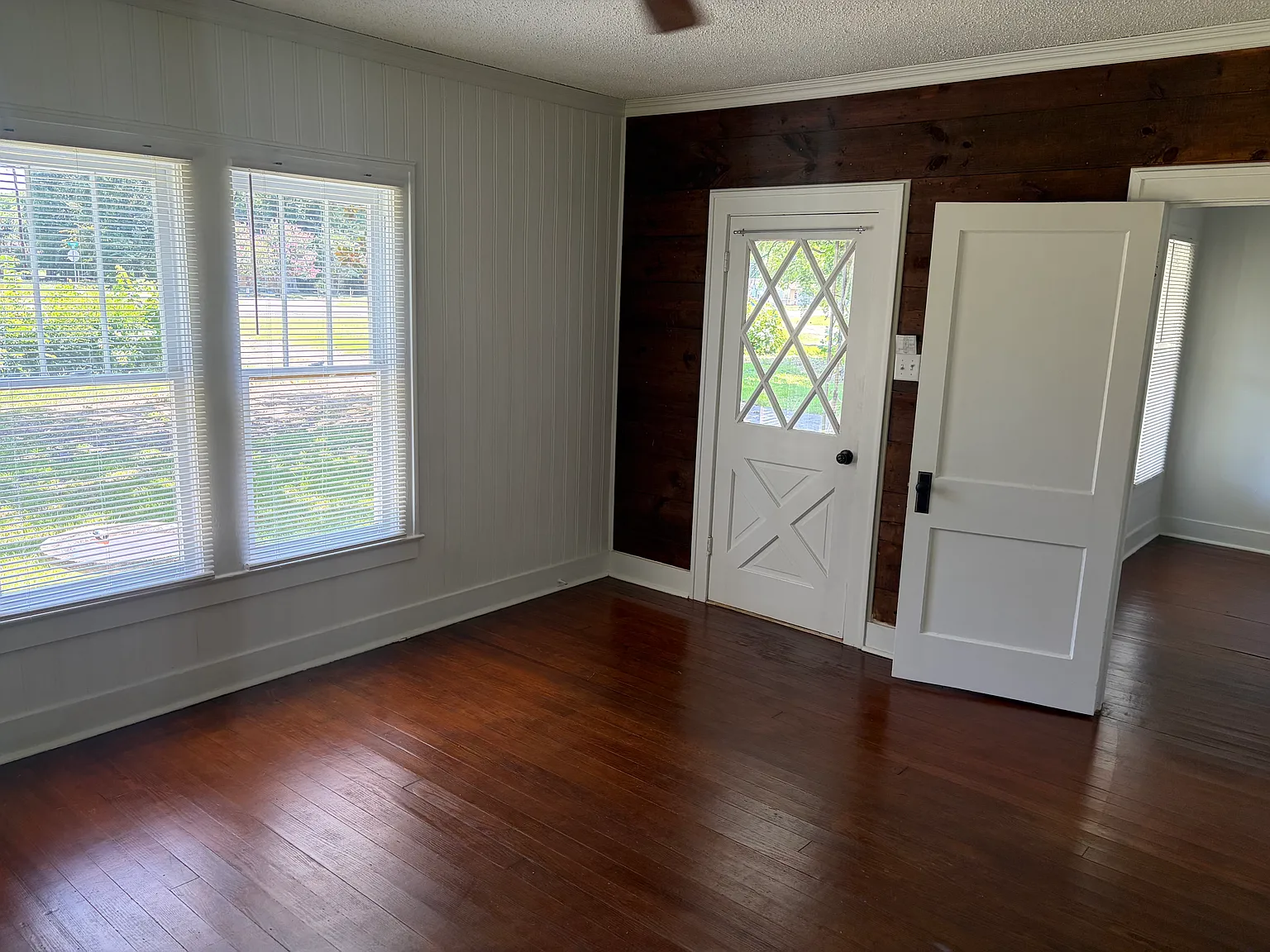 4 bed, 2400 sqft, $2,100 — Photo 2