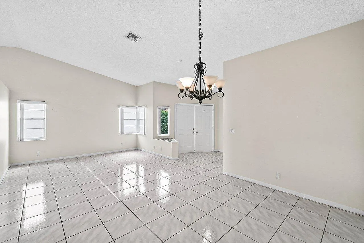 3 bed, 2.0 bath, 1743 sqft, $3,200 — Photo 4