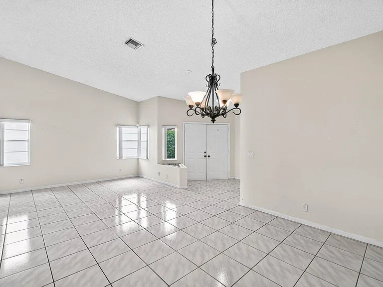 10001 Country Brook Rd — Photo 4