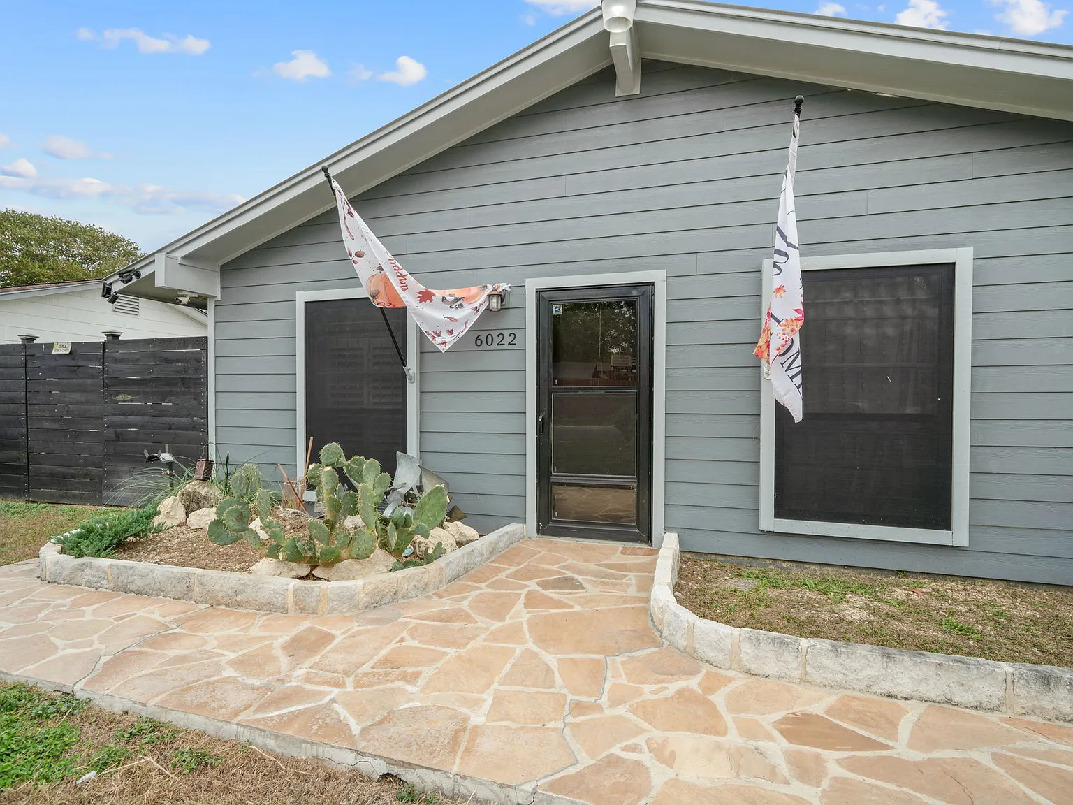 Charming 3-Bed Cottage with Fenced Yard & Carport in San Antonio $1,350/mo — Photo 3