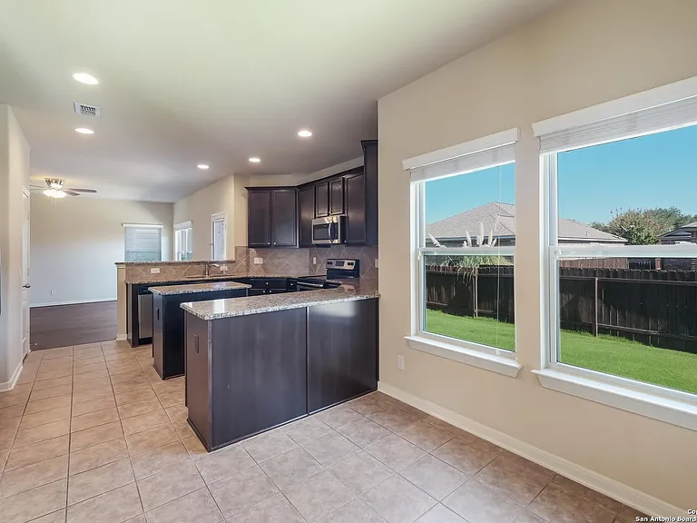 105 Fischer Dr — Photo 3