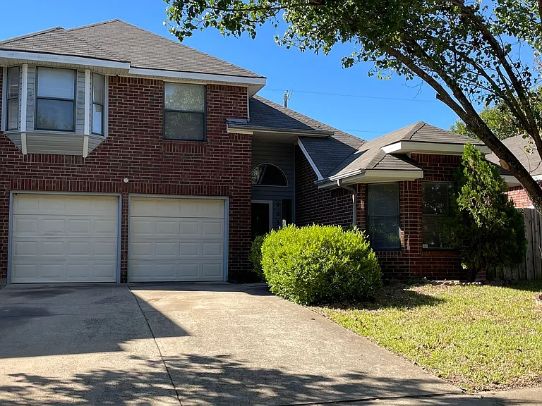 923 Simon Dr — Photo 1