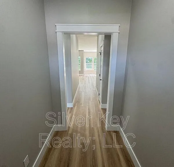 918 Stratford Ave — Photo 2