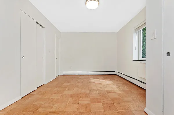 3 bed, 980 sqft, $4,200 — Photo 2